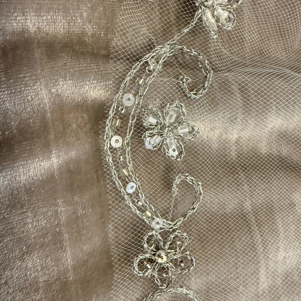 David's Bridal White Floral Embroidered Veil - Picture 5 of 7